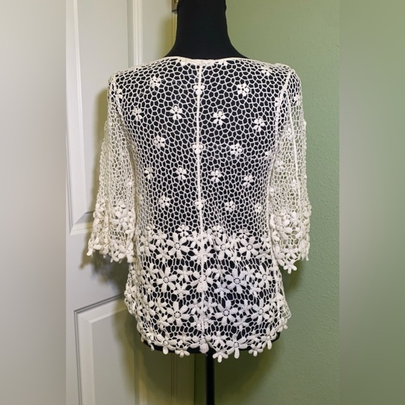 Breeze ever crochet top with floral design size small - Picture 2 of 7